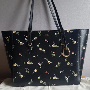 Ralph Lauren väska - Ralph Lauren tote bag köpt på Macy's i San Francisco 2018. Ursprungsvärde ca 2300 kr. Är i utmärkt skick. Dustbag ingår! Mått: 43 cm bred, 28 cm hög och 14 cm djup. DMa om du är intresserad så kan vi mötas upp :)