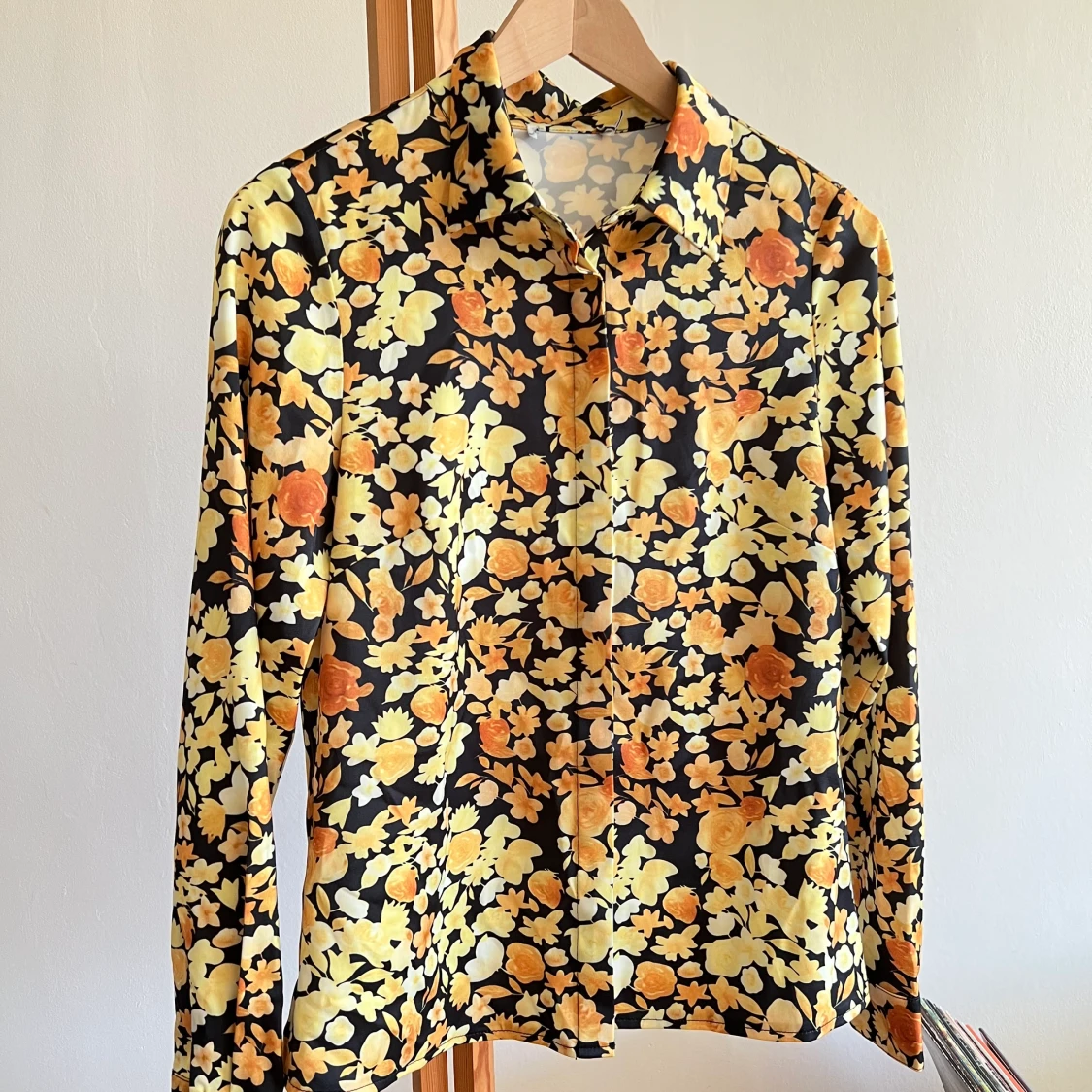Blommig stretchig skjorta