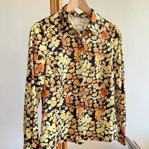 Blommig stretchig skjorta - Skjorta figursydd, sitter tight men har stretchigt tyg, strl 36. 