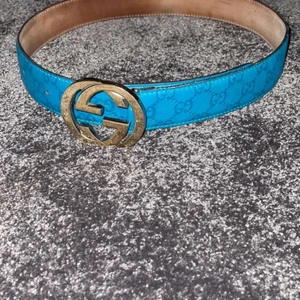 Gucci vintage bälte - Ett sjukt sällsynt jättesnyggt gucci bälte som passar både tjejer och killar. Pris kan diskuteras vid snabb affär. Bältet är 85cm och strlk 34IT vilket motsvarar S/M