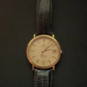 Omega constellation chronometer Quartz i äkta guld med ett certina läderarmband. Klockan är äkta vara och tillverkad i schweiz. 