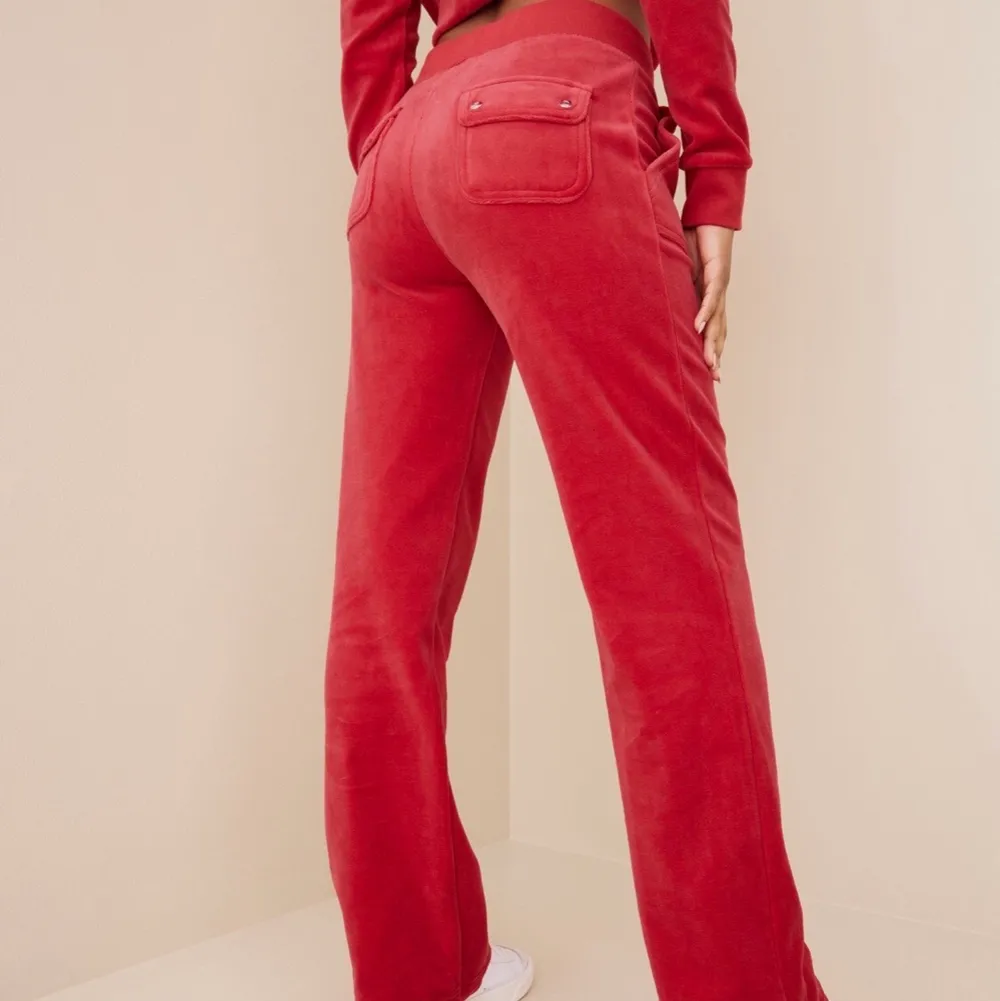 Söker juicy couture byxor i röd(kan också va grå,brun elr blå) för runt 400-600kr. Jeans & Byxor.