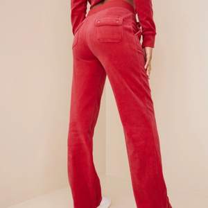 Söker juicy couture byxor i röd(kan också va grå,brun elr blå) för runt 400-600kr