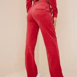 Söker juicy couture byxor i röd(kan också va grå,brun elr blå) för runt 400-600kr