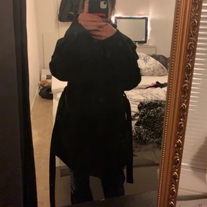 Bikbok - Säljer min svarta kappa som inte kommer till användning då dene lite stor påmej vid axlarna. Storlek S passar även bra till XS. Jag är 155 cm och den sitter precis över knäna på mig. Ny pris 700 från BIKBOK. Prislappen finns kvar. Pris kan diskuteras. Skriv för fler bilde😊