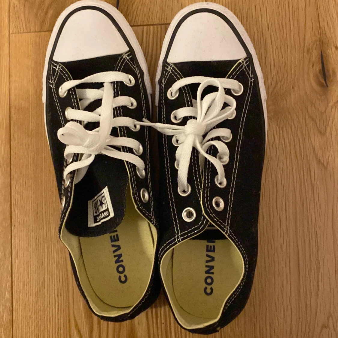 Svarta low top sneakers  - 90