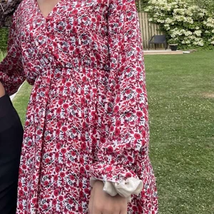 Sommarklänning  - 🤎Bra skick, använd fåtal gånger🤎 storlek: onesize (passar mig som är 160cm och brukar bära xs/s)🤎 pris: 100kr + frakt🤎