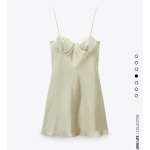 SÖKER - 🟥SÖKER DENNA KLÄNNING🟥 från Zara i storlek Xs eller S. Skriv om du har eller vet om någon annan säljer!!