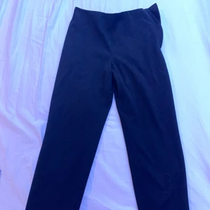 Kostymbyxor  - Något tajta i midjan, dragkedja och knapp på sidan (syns intek)