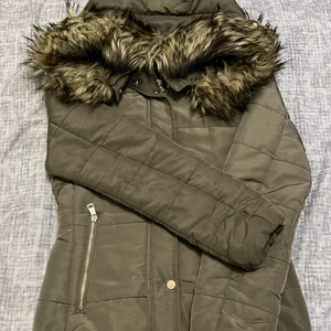 Jacka i storlek 32 - Jacka i storlek 32 i nytt skick. Använd ett bar gånger. 