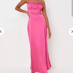 Balklänning  - Säljer denna helt oanvända balklänning❤️ jättefin och så skön, har dock beställt många klänningar o har en annan jag gillar mer! Köparen står för fraktkostnaden 🤗