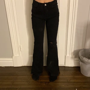 Shein jeans - Här är ett par jeans från Shein. Dom är använda kanske 2 gånger med jätteskönt material. Två ”smutsfläckar” som går bort i tvätten. Säljer pga att dom inte riktigt passar mig,