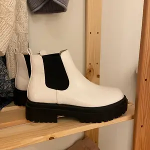 Vita boots med svart hög sula, aldrig använt och försent att skicka tillbaka så säljer det vidare. Om jag minns rätt så låg nypriset på ca 500, storlek 40 då det rekomenderades gå upp en stolek (har 39 annars) sitter super bra!!❤️ 