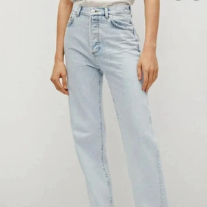 Mango Kaia straight jeans  - Slutsålda jeans från mango i nyskick. Aldrig använda då jag har 2 par av samma modell. Jättefin tvätt som ser ut som på de första bilderna. Passar de med storlek 42 men främst 40 då de är små i storleken. Perfekta i längden för mig som är 176 cm men går såklart att sy upp eller klippa.💕