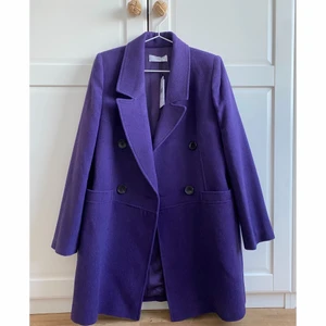 Lila kappa/rock  - Lila kappa/ rock helt oanvänd från MANGO. Säljer på grund av använder ej. Ligger och dammar bara i garderoben. Nypris: 1299 SEK