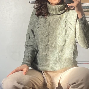 Grön kabelstickad polotröja - Kabelstickad mjuk tröja med polo som är så fin och vårig🌷🌷