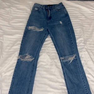 Raka jeans med slitningar  - Blåa, raka, högmidjade jeans med slitningsdetaljer💓 Köpta från missguided. Använda Max 2-3 gånger så inprincip oanvända!