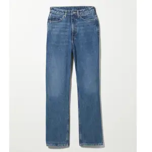 Säljer snygga jeans från Weekday i modellen Rowe och färgen Sea Blue. Perfekt mellanblå färg. Använda men i bra skick, inget slitage. Orginalpris 500 kr💗