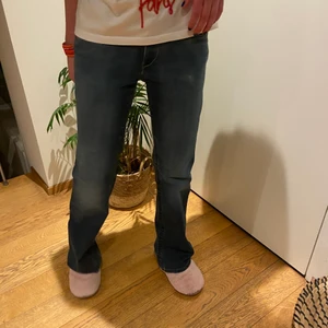 Jeans - FÖRST TILL KVARN! Super snygga bootcut jeans som kommer från ichi. Innerbenslängden är 82 och passar mig som är 175💕💕