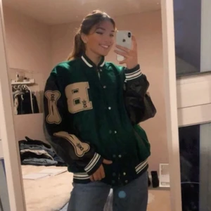 Varsity Jacket  - Säljer min Bones Varsity jacket i grönt som är overaized. Säljer eftersom den tyvärr inte kommer till användning längre. Har inte använt mycket och därav så finns det inga defekter på jackan💖 Köparen står för frakten📦🤩