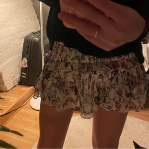 Slutsåld zara kjol 💗 - Läger upp igen pga fel på annonsen 😬 Men säljer min jätte fina slutsålda zara kjol! 💘 Kommer inte till mycket användning. Liten i storlek :) Många intereserad = budgivning 