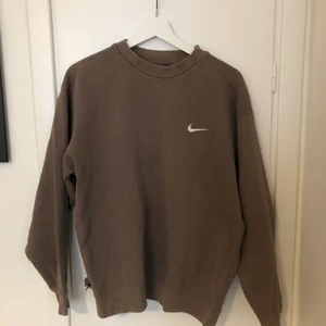 vintage Nike sweatshirt - Riktigt snygg sweatshirt i bra skick! Finns några märken längst ner men inget som syns särskilt mycket. Är storlek small men skulle säga att den är ganska bred ändå. Bröstvidden är 55cm och längden typ 61cm☺️☀️