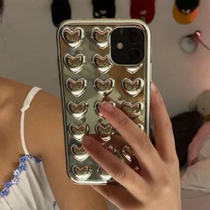 3D skal - Säljer detta super coola spegel och 3D hjärt skalet. Aldrig använt. Köpt från SHEIN med säljs dyrare nu då det inte kommer att ta lika långt tid att fraktas.