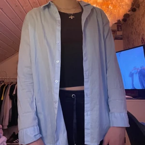 Blå kofta - En kofta i storlek 32 från HM som är för liten för mig som är 165 lång. 💙