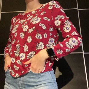 Blus/tröja  - Sitter som en XS. Väldigt fin och luftig i materialet