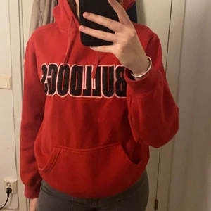 Vintage bulldogs hoddie  - En röd och svart hoddie köpt på en vintage affär o Stockholm 
