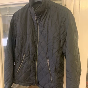 Boomerang tunn quiltad jacka, herr - Tunn quiltad herrjacka från Boomerang. Storlek: Small. Färg: Svart. Fint skick. Kan skickas med Postnord, frakt 66kr