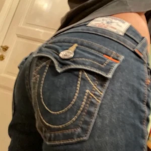 True religion, köpta här på Plick ❤️ - Lowrise med bootcut modell, mörkblå färg. W26 L27. Köpta för 566kr inklusive frakt.❤️
