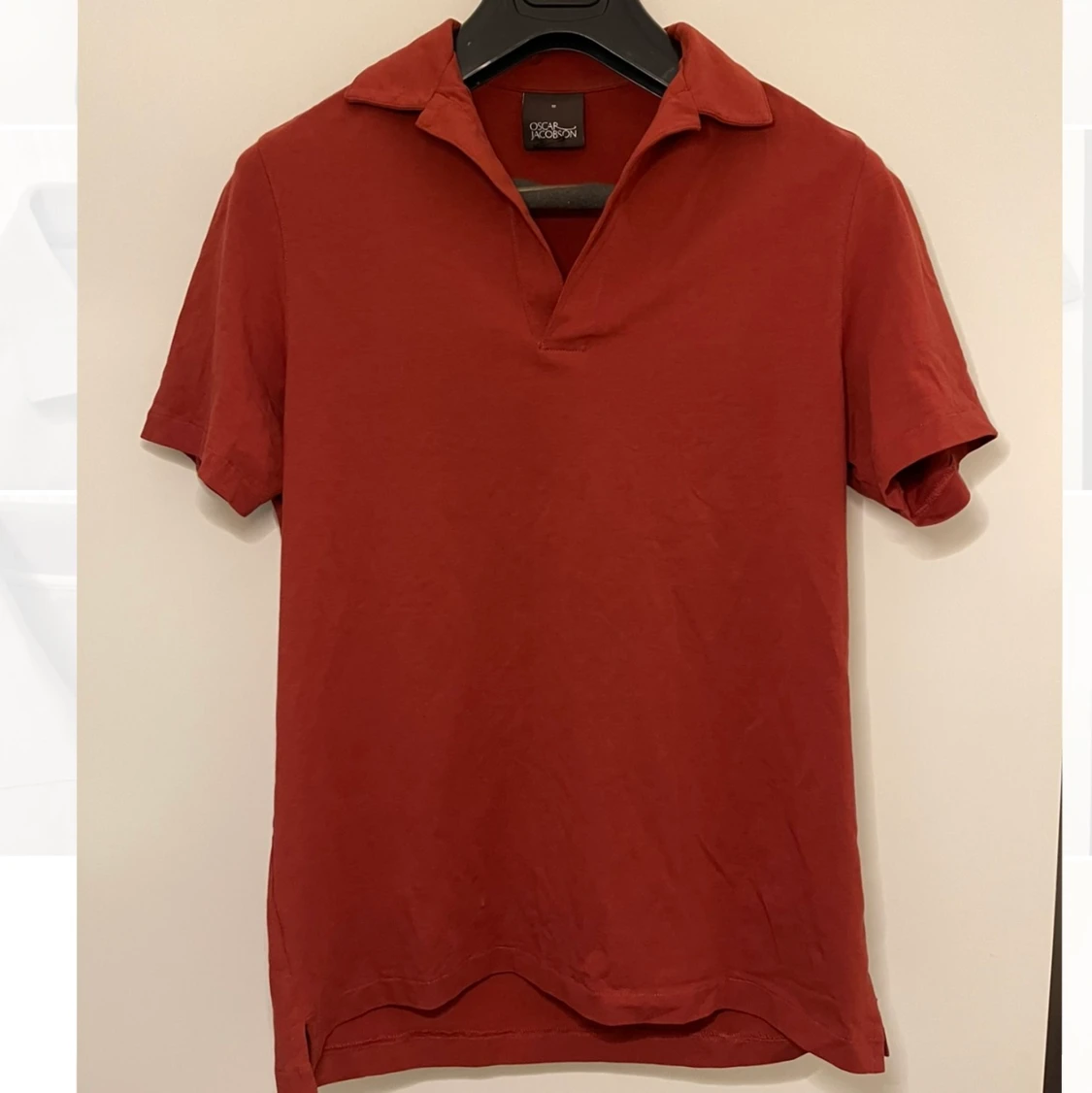 Tegelröd Piké från Oscar Jacobson