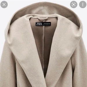Zara kappa  - Helt oanvänd!! Superfint kappa från zara, långa armar och stor lova perfekt till våren 