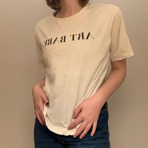 T-shirt med tryck - 🤍🖊 Fin vit T-shirt från monki med trycket ”Art babe”🖊🤍