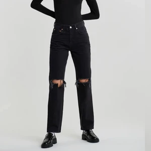 90s jeans  - Säljer dessa jeans ifrån Gina i modellen 90s high waist. Knappt använda eftersom de är alldeles för små för mig☹️ pris går att diskutera vid snabb affär❣️
