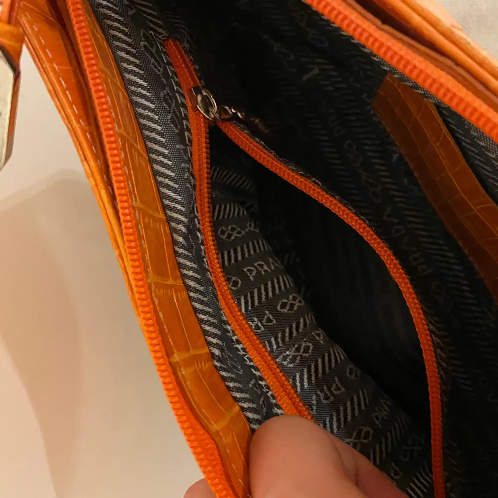 En superfin väska i bra skick och i lagom storlek som rymmer mycket! Unik färg med Prada märke och tyg i väskan.. Väskor.
