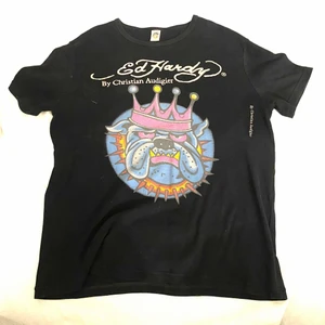 Ed Hardy T-shirt - Oversized t-shirt från Ed Hardy, står XXL men stämmer inte, sitter mer som en Large, helt i nyskick och använd ett fåtal gånger av mig