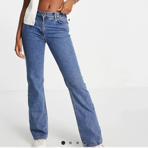 Blå jeans - Skitsnyggq!! Men tyvärr för stora o långa på mig.    :(( använda en gång. 35cm rakt över midjan och 75 cm innerbenslängd