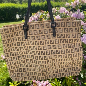 Fendi zucchino väska - Tänkte sälja min fina väska från Fendi pga. att den inte kommer till användning längre. Köptes från the vintage bar för 4500kr, skriv i dm ifall ni vill se äkthetsbevis. Priset kan diskuteras!