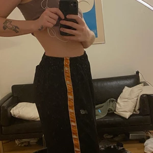 New balance tracksuit pants  - Ett par coola new balance joggers 🏃‍♂️ köparen står för frakten  spårbart 66kr eller eget alternativ 💌