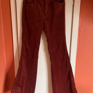 Retro Manchesterbyxor lions  - Riktigt balla Retro manchetserbrallor aldrig använda original lapp sitter kvar som synes på bild vet inte vilket årtal det kan va. Storlek 26. 