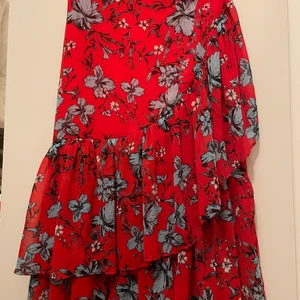 Volangkjol från Gina Tricot  - Söt volangkjol från Gina med resår i midjan.