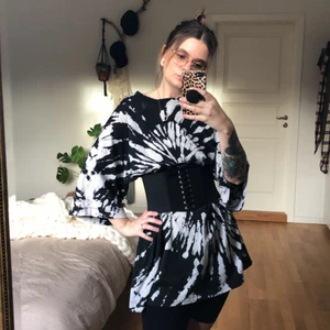 Midjebälte svart - Säljer detta asfeta midjebälte från Bikbok! Passar perfekt för att framhäva den där tajta midjan till din tshirt, skjorta eller klänning 🍑 