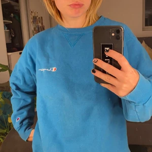 Blå champion tröja  - Säljer denna härliga champion tröja. I väldigt bra skick! Och sitter over size på mig som brukar ha S står L på lappen.💖💖💖