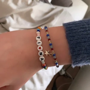 Pärl armband📿 - Pärl armband som jag har gjort själv, 30 kr st inklusive frakt. Passar dom flesta eftersom att dom är gjorda på elastisk tråd, men säg till om du vill ha ett större eller mindre. Du kan även komma med förslag på olika färgkombinationer och design! 👩‍🎨💓 