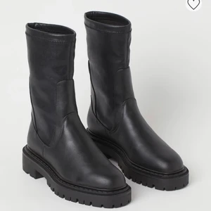 Höga skinn boots🖤 - Säljer dessa höga skinn bots i storlek 39🖤 andvända väldigt få gånger då de är för små 😫😫