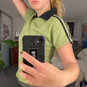 Grön adidas topp  - Säljer denna gröna adidas topp så söt!! Sitter rätt tight på mig som brukar ha S. Kragen är i en mörkblå färg💖💖skriv vid frågor💖💖💖köpt sh