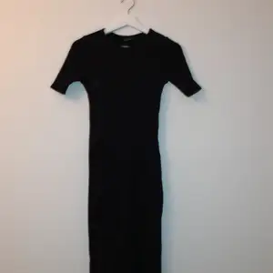 Ribbad tajt klänning från GinaTricot med slits. Använd fåtal gånger. Köpt för ca 400kr. Köparen står för leveransen och betalning sker via swish!💕