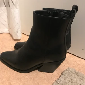  stövlar  - Säljer dessa fina stövlar då de inte kommer till användning. Jag har använt det 2gånger sen det köptes. Stl 37, liten i storlek